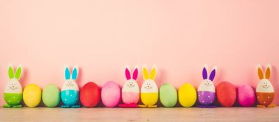 Uskršnje dekoracije sa decom Uskrs deca malisani farbanje jaja igre
